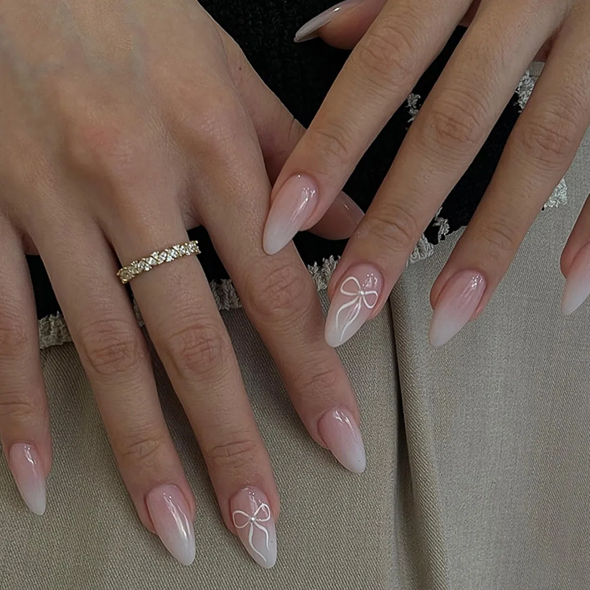 MrCuvaryas Press on Nails – 24 pezzi gradiente bianco a mandorla, unghie da incollare corte, unghie artificiali corte da incollare in acrilico, copertura completa per donne, nail art (bianco mandorla